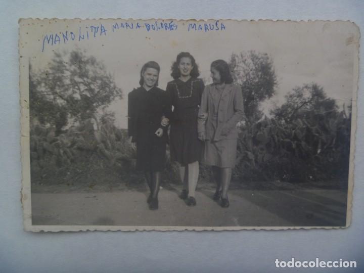 Alte Fotografie: FOTO DE CHICAS POSANDO, UNA DE LUTO. A&Ntilde;OS 40