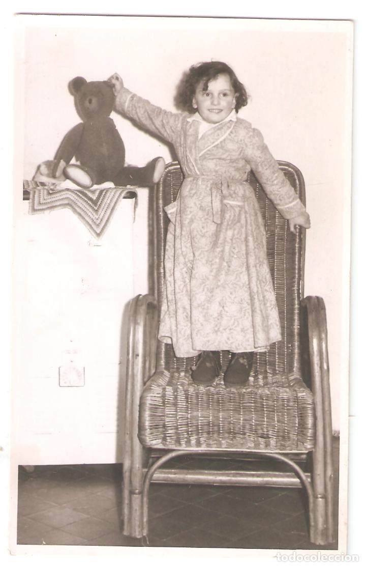 Alte Fotografie: Ni&ntilde;a con osito de juguete. 8,5 x 13,5 cm. Vell i Bell