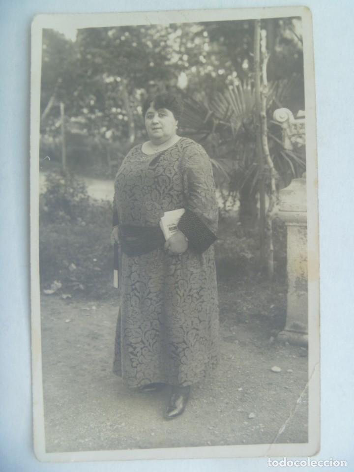 Alte Fotografie: MINUTERO DE FOTOGRAFO CALLEJERO DE SE&Ntilde;ORA EN EL PARQUE, CON PERIODICO. PRINCIPIOS SIGLO