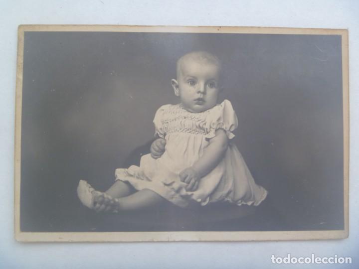 Alte Fotografie: PRECIOSA FOTO DE ESTUDIO DE NI&Ntilde;A PEQUE&Ntilde;A SIN PELO, 1943. DE FOTO VIZCAINO