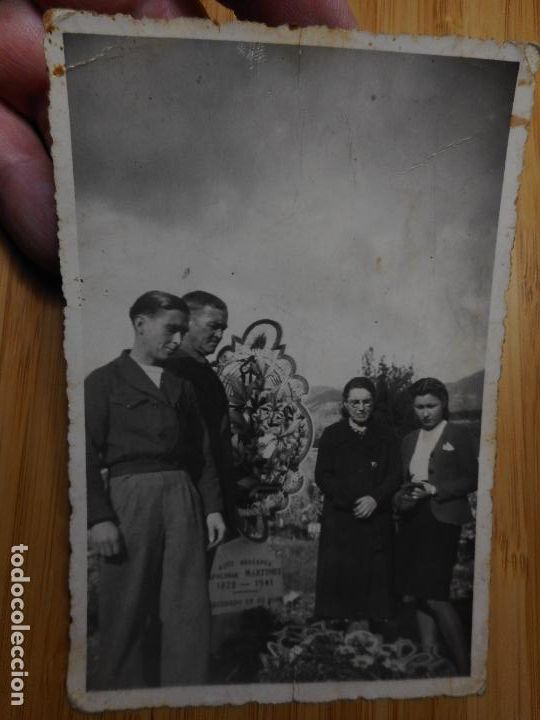 Antique Photography: ANTIGUA FOTOGRAFIA DE FAMILIA EN CEMENTERIO. APOLINAR MARTINEZ 1872-1941
