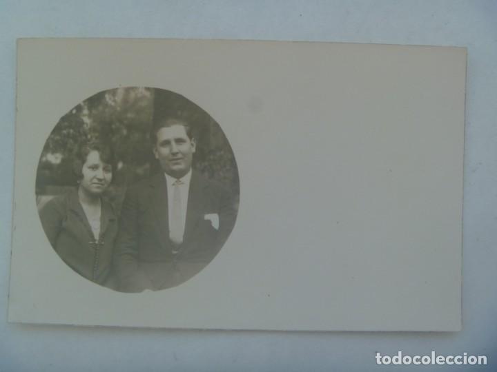 Fotografia antica: MINUTERO DE FOTOGRAFO CALLEJERO DE PAREJA , EN CIRCULO