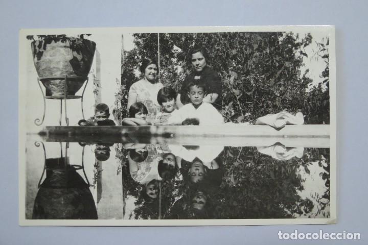 Alte Fotografie: POSTAL FOTOGRAFICA. RETRATO GRUPO JUGANDO CON REFLEJO AGUA. HACIA 1930