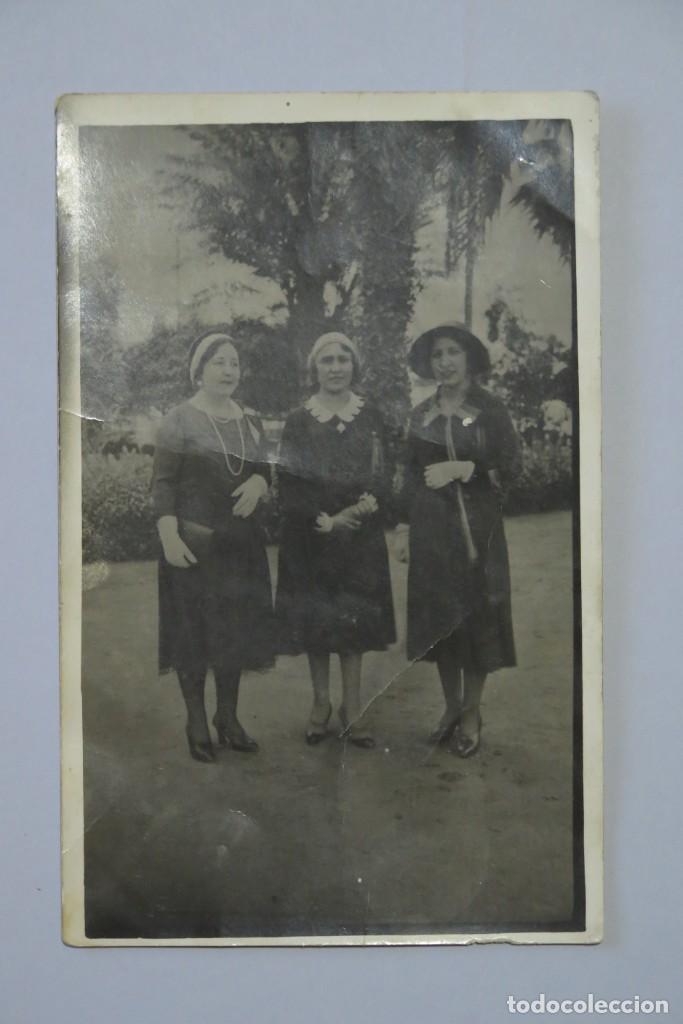 Fotografia antica: POSTAL FOTOGRAFICA. RETRATO GRUPO JUGANDO CON REFLEJO AGUA. HACIA 1930