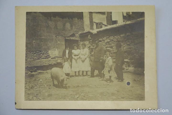Fotografia antica: FOTOGRAFIA. GRUPO CON MILITAR EN PATIO. HACIA 1920