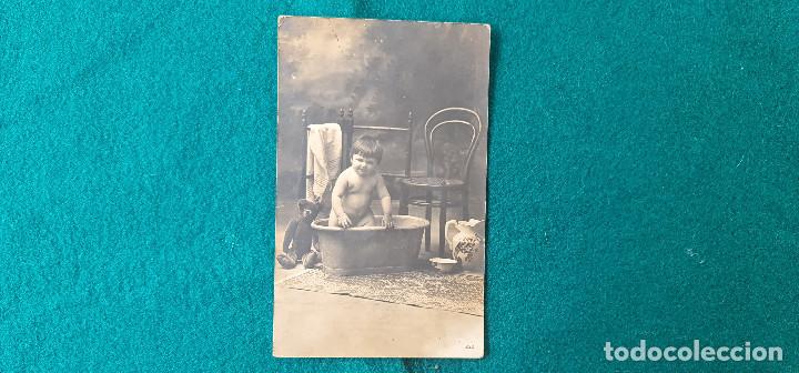 Fotografia antica: FOTOGRAFIA NI&Ntilde;O TOMANDO EL BA&Ntilde;O (1915)
