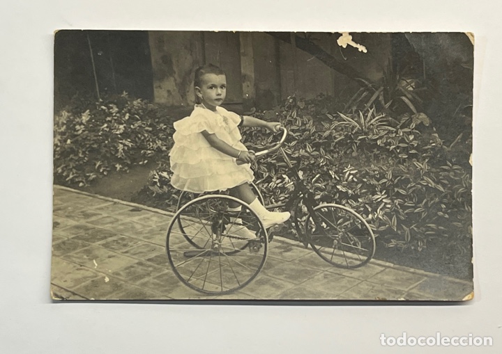 Fotografia antica: NI&Ntilde;OS. FOTOGRAF&Iacute;A ANTIGUA. Ni&ntilde;a aprendiendo a conducir su primer Triciclo&hellip; (h.1920?)