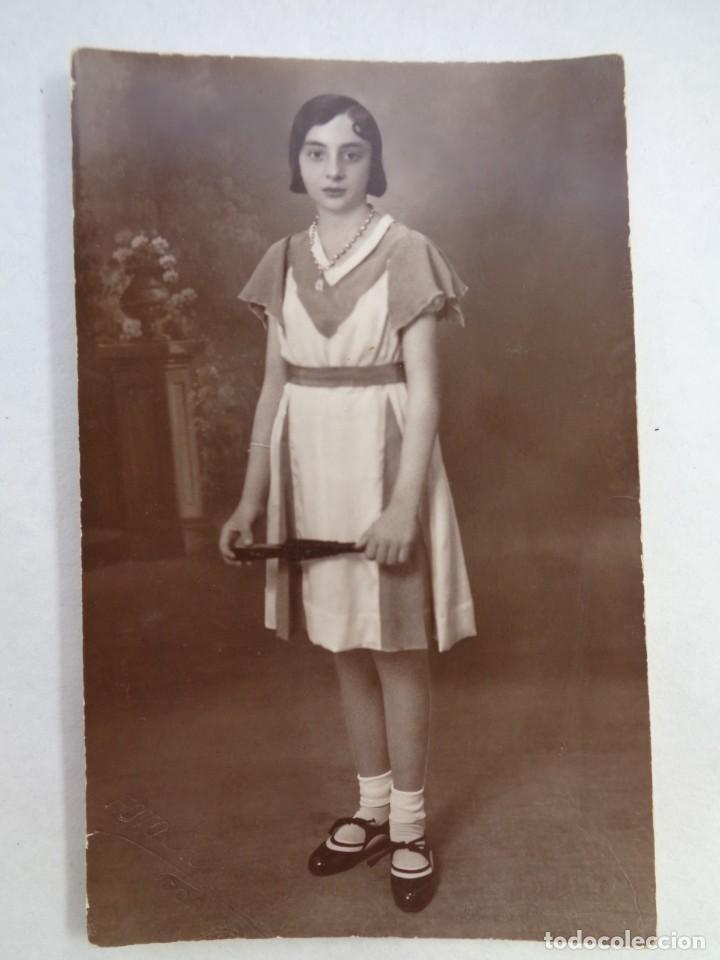 Fotografia antica: PRECIOSA FOTO DE ESTUDIO DE NI&Ntilde;A ( DE LA CURVA ) CON ABANICO. DE MARTOS, CORDOBA