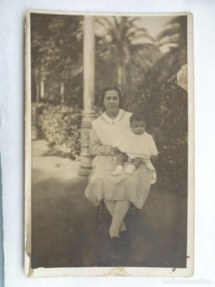 Fotografia antica: MINUTERO DE FOTOGRAFO CALLEJERO DE CHACHA CON BEBE. A&Ntilde;OS 20