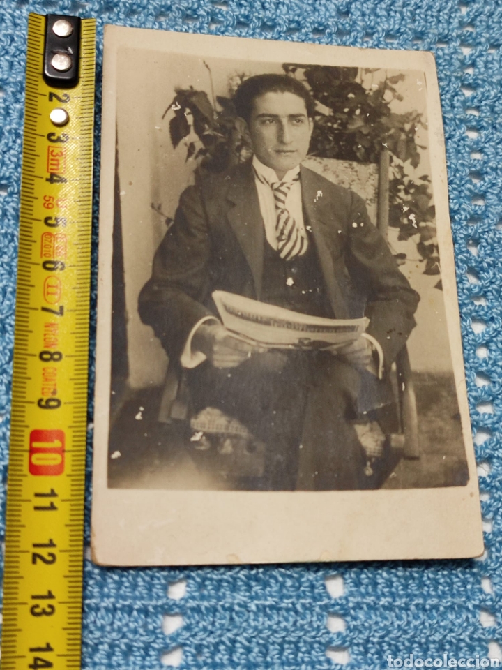 Fotografia antica: Tarjeta postal antigua de hombre leyendo