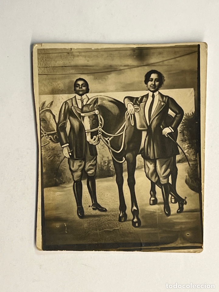 Fotografia antica: MINUTEROS. Fotografos de calle. Practicando la Equitaci&oacute;n (h.1945?) Med&iacute;das: 9 x 7 cm.,