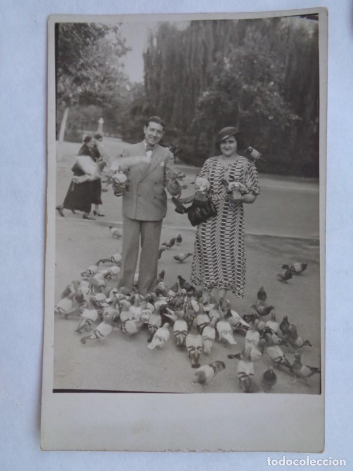 Fotografia antica: MINUTERO DE FOTOGRAFO CALLEJERO DE PAREJA EN LA PLAZA DE LAS PALOMAS DEL PARQUE DE M&ordf; LUISA