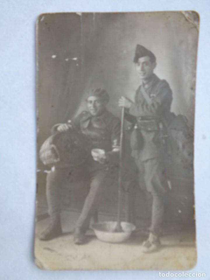Fotografia antica: FOTO DE ESTUDIO DE MILITARES CON ALPARGATAS, GARRAFA DE VINO, FREGONA, ETC . PRINCIPIOS DE SIGLO