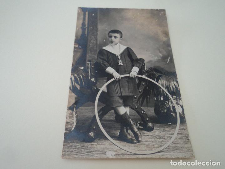 Fotografia antica: ANTIGUA FOTOGRAFIA NIESEN, NI&Ntilde;O CON ARO 14 X 9 CM