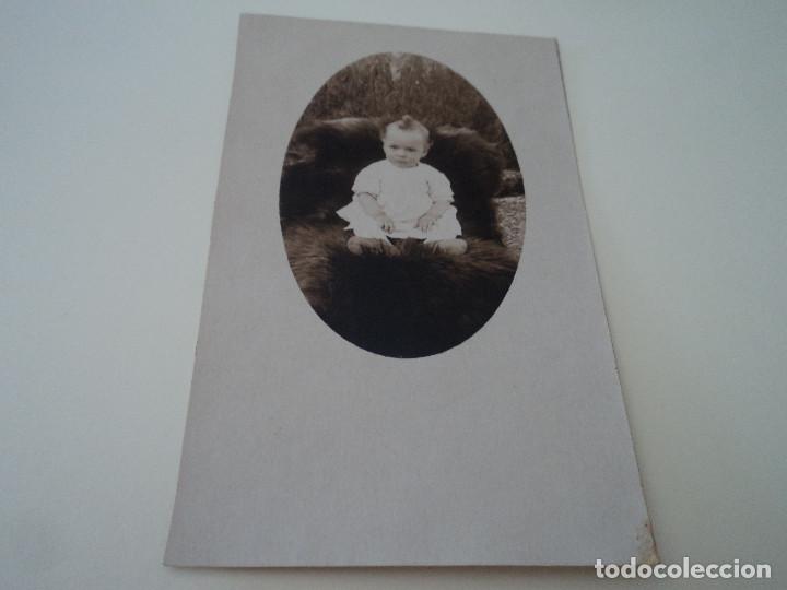 Fotografia antica: ANTIGUA FOTOGRAFIA , NI&Ntilde;O SENTADO SOBRE PIEL 14 X 9 CM