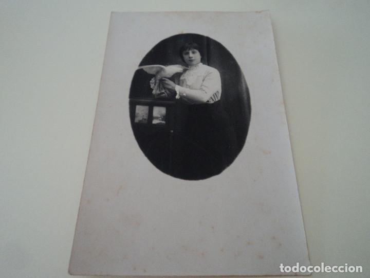 Fotografia antica: ANTIGUA FOTOGRAFIA CABALL&Egrave;, JOVEN CON PALOMA 14 X 9 CM