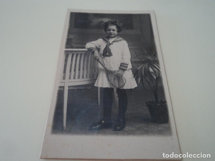 Fotografia antica: ANTIGUA FOTOGRAFIA BARO, NI&Ntilde;A CON RAQUETA CARTON RIGIDO 14 X 9 CM