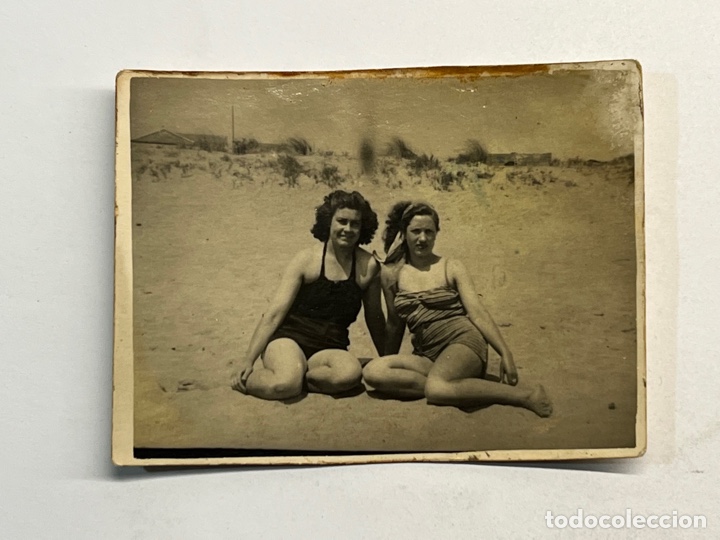 Fotografia antica: MINUTEROS PLAYA DE CASTELLDEFELS .. j&oacute;venes ba&ntilde;istas Fotograf&iacute;a antigua. Verano de 1948&hellip;