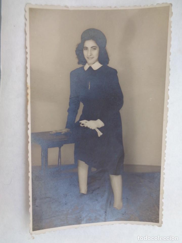 Fotografia antica: PRECIOSA FOTO DE ESTUDIO DE SE&Ntilde;ORITA, A&Ntilde;OS 40. PARECE UN UNIFORME ESCOLAR