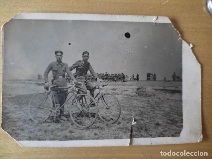 Fotograf&iacute;a antigua: MILITARES BICICLETAS FONDO SOLDADOS MUY ANTIGUA FOTO POSTAL MUY SOBADA