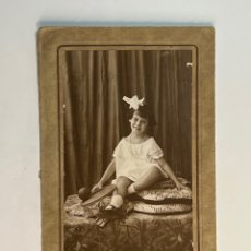 Fotografía antigua: PHOTO ALICANTE. CALLE ANGELES 12. RETRATO GABINETE NIÑA CON GRAN LAZO BLANCO (H.1920?)