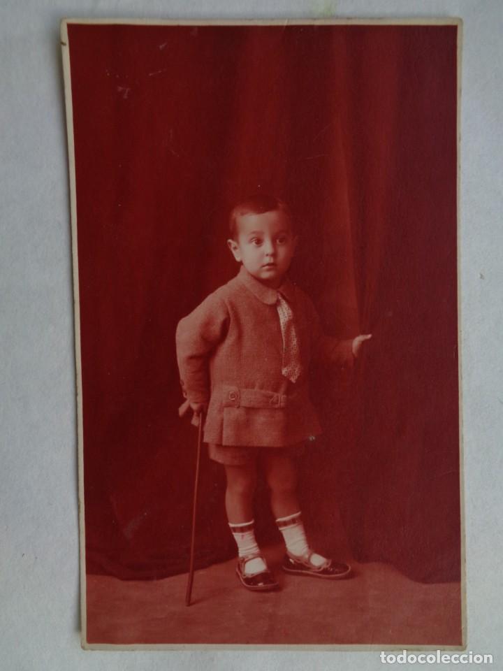 Alte Fotografie: PRECIOSA FOTO DE ESTUDIO DE NI&Ntilde;O PEQUE&Ntilde;O CON PANTALON CORTO Y BASTON. PRINCIPIOS DE SIGLO