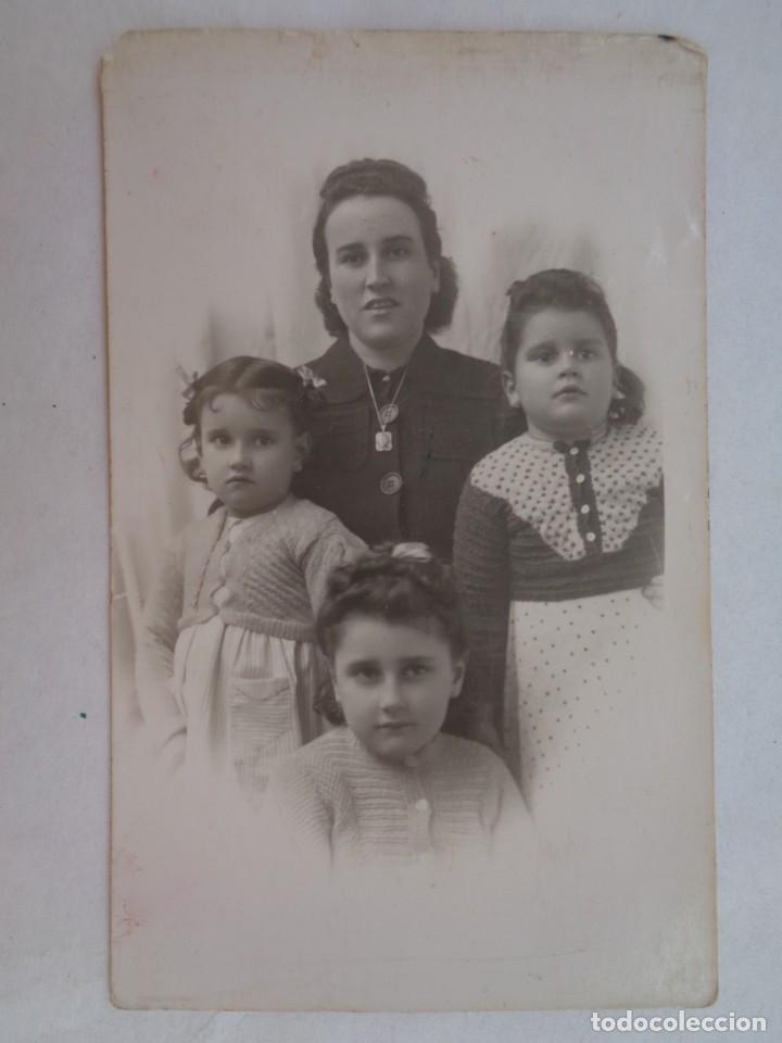 Alte Fotografie: PRECIOSA FOTO DE ESTUDIO DE MADRE DE LUTO Y NI&Ntilde;AS, SEGURAMENTE VIUDA Y HUERFANAS