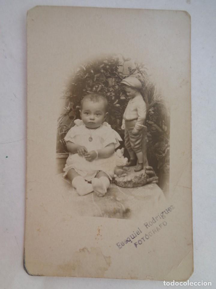 Alte Fotografie: PRECIOSA FOTO DE ESTUDIO DE BEBE Y FIGURA , PRINCIPIOS DE SIGLO. DE ECEQUIEL RODRIGUEZ