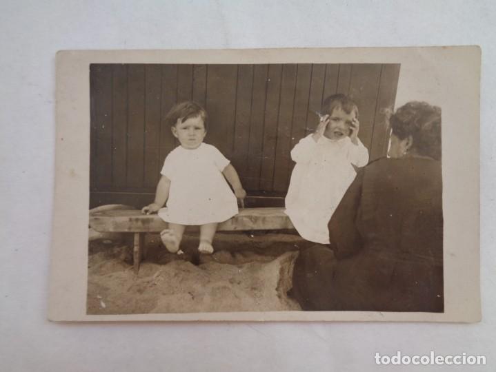 Fotografia antica: MINUTERO DE FOTOGRAFO CALLEJERO DE NI&Ntilde;OS, UNO NO QUIERE PONERSE