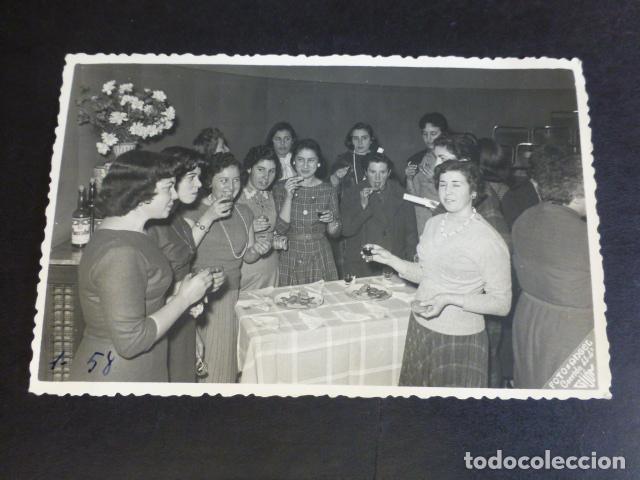 Fotografia antica: GIJON ASTURIAS MERIENDA ANGEL FOTOGRAFO A&Ntilde;OS 50 FOTOGRAFIA TAMA&Ntilde;O POSTAL