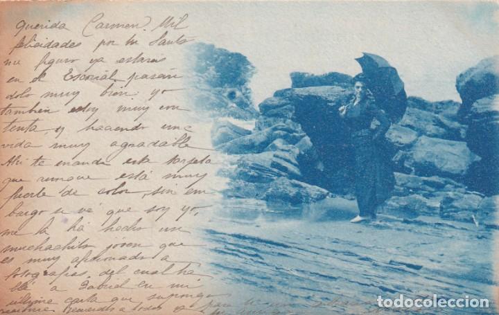 Fotografia antica: Postal fotogr&aacute;fica cianotipo. Retrato mujer en la playa con sombrilla. Enviada al Escorial.