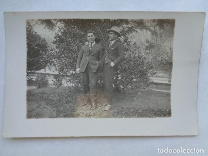 Fotograf&iacute;a antigua: FOTO DE DOS HOMBRES ABRAZADOS, UNO CON SOMBRERO. PRINCIPIOS DE SIGLO