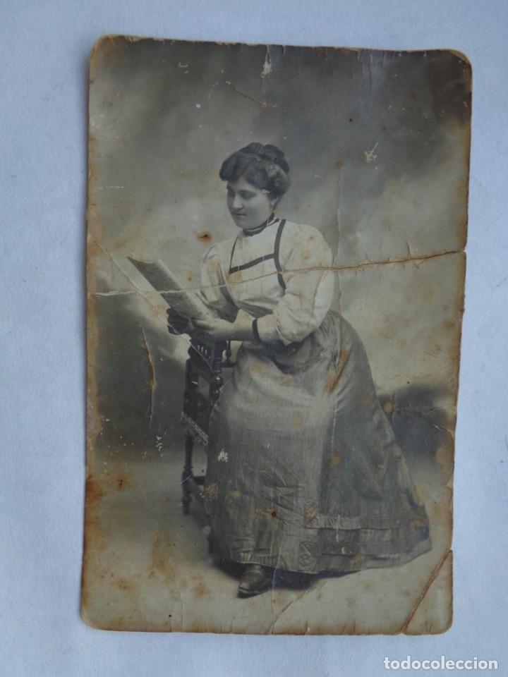 Fotografia antica: PRECIOSA FOTO DE ESTUDIO DE SE&Ntilde;ORITA LEYENDO EL PERIODICO, PRINCIPIOS DE SIGLO