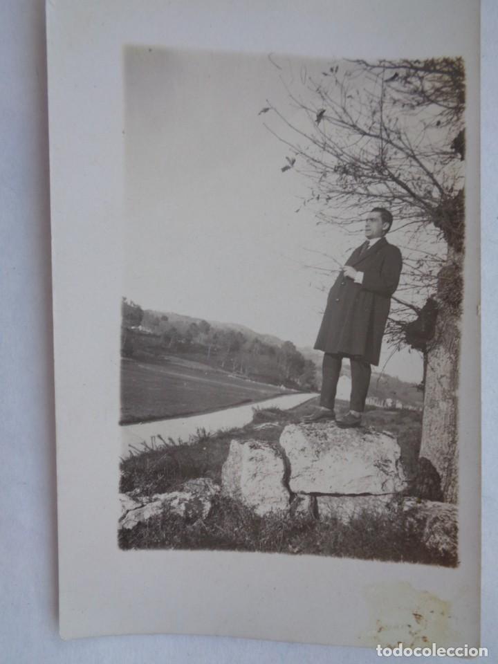 Fotografia antica: FOTO DE HOMBRE POSANDO SOBRE UNA ROCA. A&Ntilde;OS 20