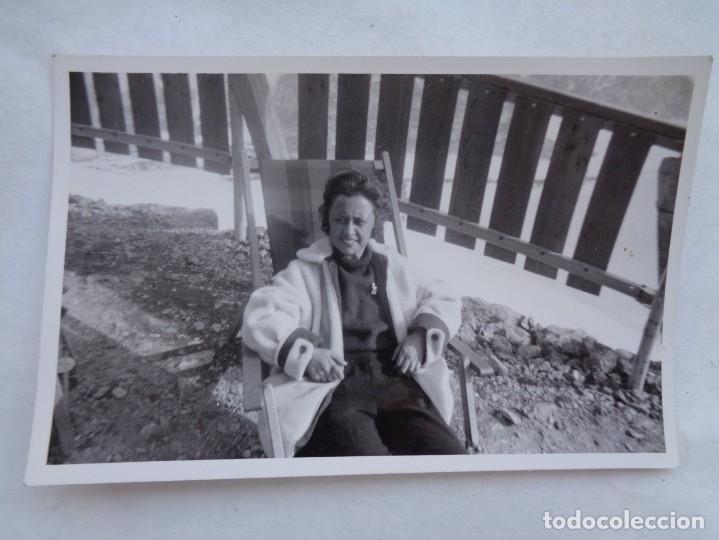Fotografia antica: FOTO DE MUJER SENTADA EN UNA HAMACA