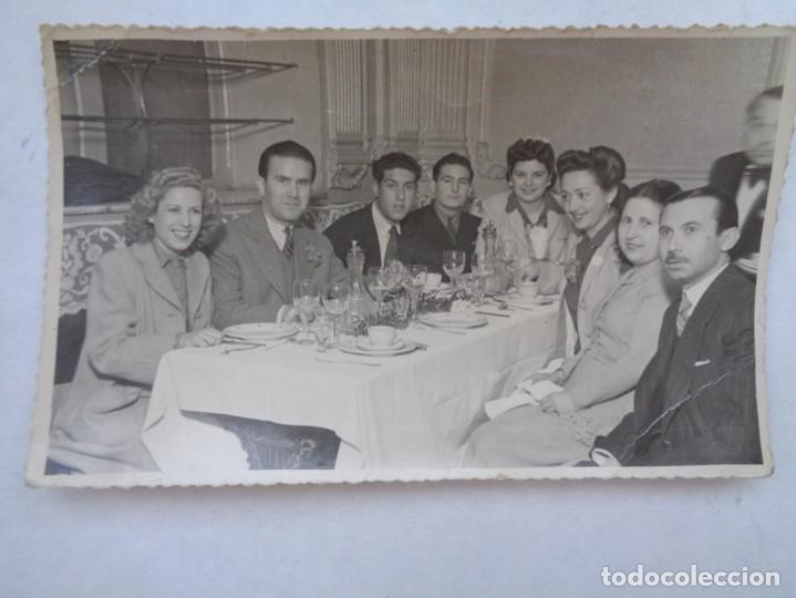 Fotograf&iacute;a antigua: FOTO DE JOVENES EN CONVITE, A&Ntilde;OS 40