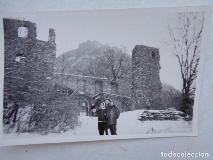 Alte Fotografie: FOTO DE GENTE POSANDO EN UN PAISAJE NEVADO CON CASTILLO EN RUINAS