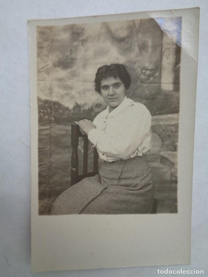 Fotografia antica: MINUTERO DE FOTOGRAFO CALLEJERO DE SE&Ntilde;ORITA SENTADA EN UNA SILLA Y FONDO DECORADO. PP. SIGLO
