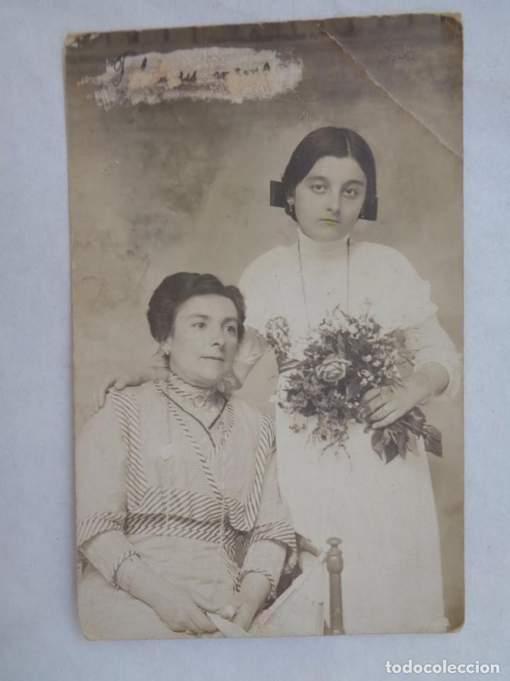 Fotografia antica: PRECIOSA FOTO DE ESTUDIO DE SE&Ntilde;ORITA CON RAMO DE FLORES Y SE&Ntilde;ORA, PRINCPIOS DE SIGLO