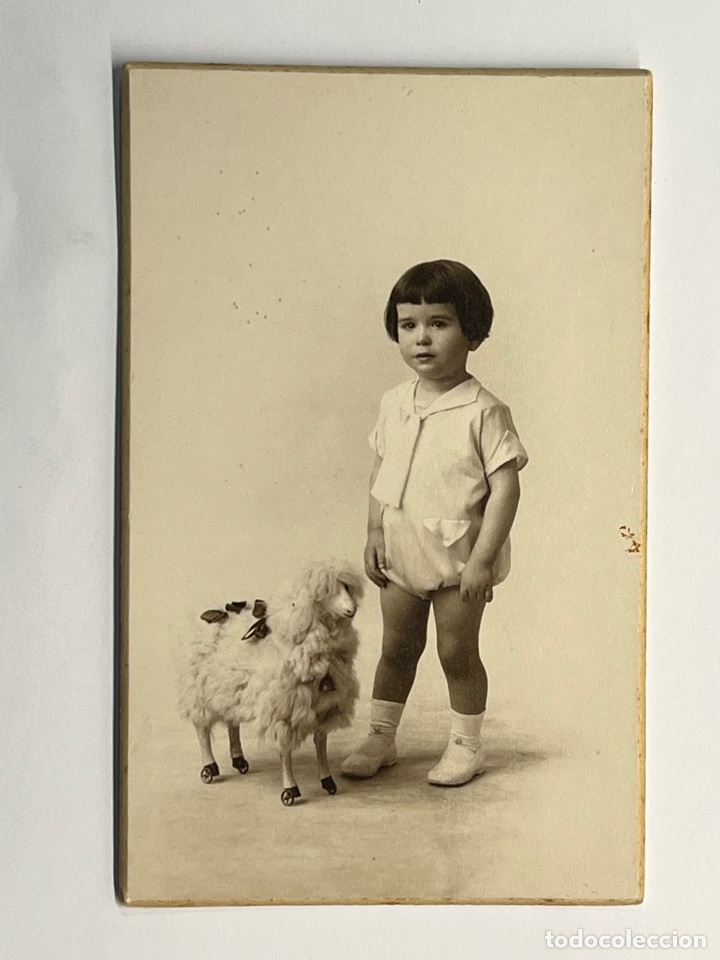Fotografia antica: NI&Ntilde;A con Ovejita&hellip; Fotograf&iacute;a Casa Garcia S.P. Boldun. Retrato de estudio&hellip; (h.1920?)