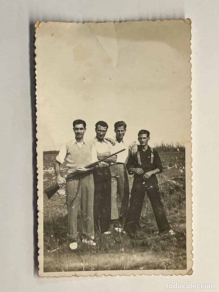 Fotografia antica: FOTOGRAF&Iacute;A. La Valencia Rural&hellip; Joven grupo de caza.. Escopeta en mano&hellip; (h.1945?)