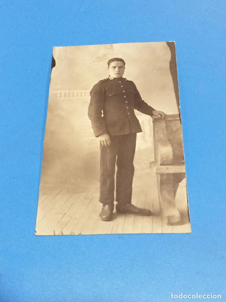 Fotograf&iacute;a antigua: ANTIGUA FOTO POSTAL. FOTO DE ESTUDIO DE MILITAR APOYADO EN BANCO. 8 X13 CM