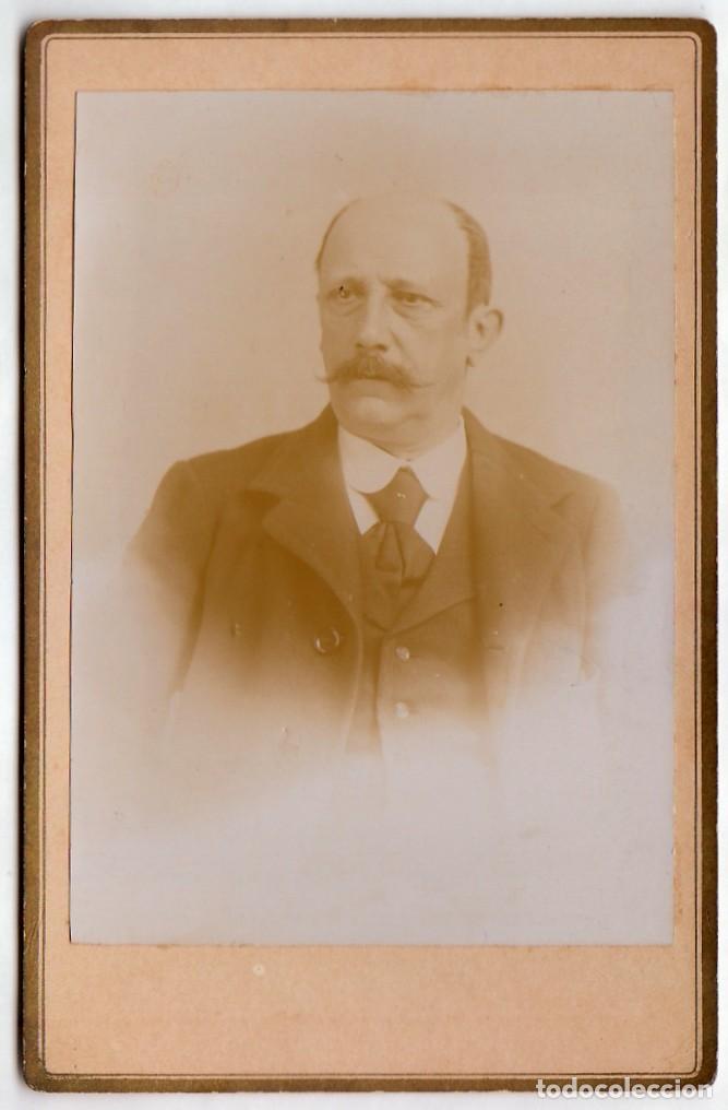 Fotografia antiga: Retrato de caballero con gran bigote, corbata y chaleco. 1900-10. aa