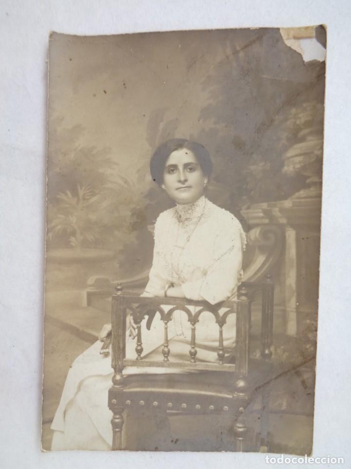 Fotografia antica: PRECIOSA FOTO DE ESTUDIO DE SE&Ntilde;ORITA DE PRINCIPIOS DE SIGLO. FONDO DECORADO