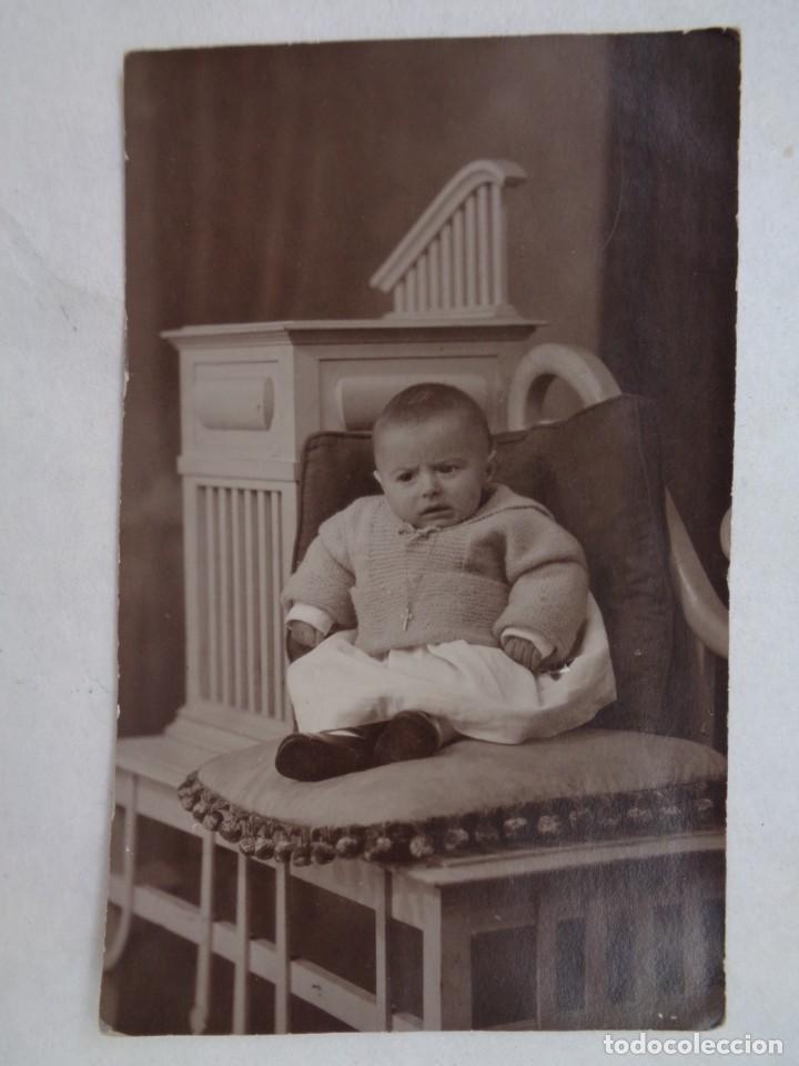 Alte Fotografie: PRECIOSA FOTO DE ESTUDIO DE NI&Ntilde;O PEQUE&Ntilde;O, PRINCIPIOS DE SIGLO. MUEBLE MODERNISTA