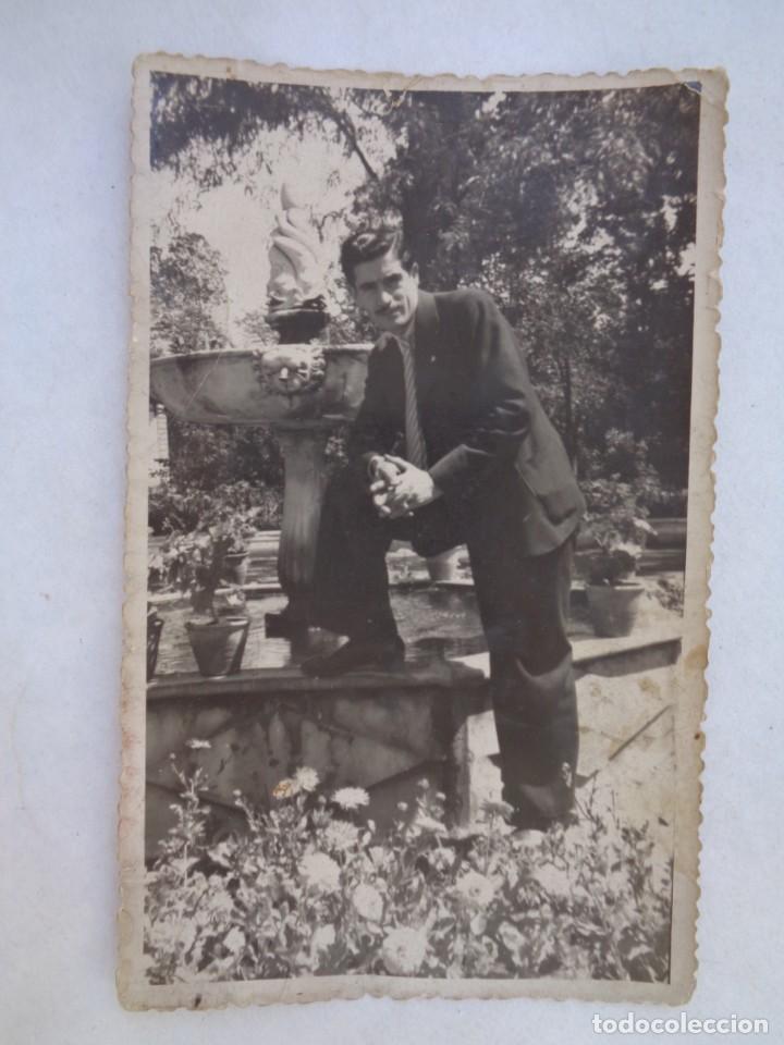 Alte Fotografie: BONITA FOTO DE JOVEN ELEGANTE EN UN PARQUE