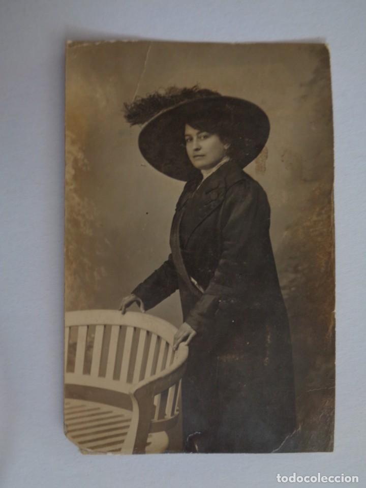 Alte Fotografie: PRECIOSA FOTO DE ESTUDIO DE SE&Ntilde;ORITA CON GRAN SOMBRERO Y PLUMA, PRINCPIOS DE SIGLO