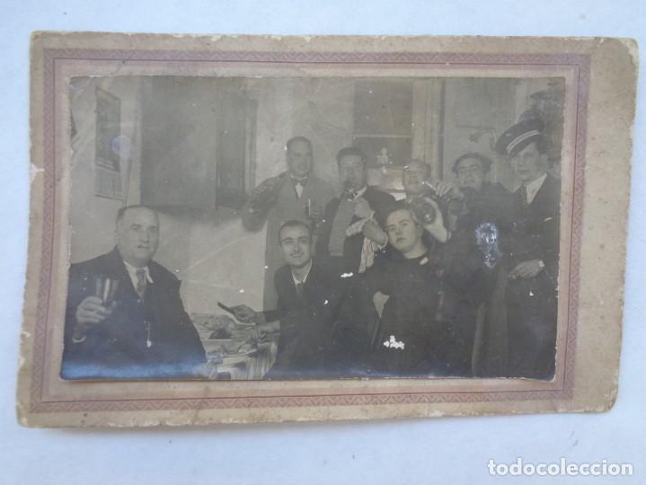 Antique Photography: FOTO DE GRUPO DE HOMBRES E FIESTA, UNO CON GORRA MILITAR