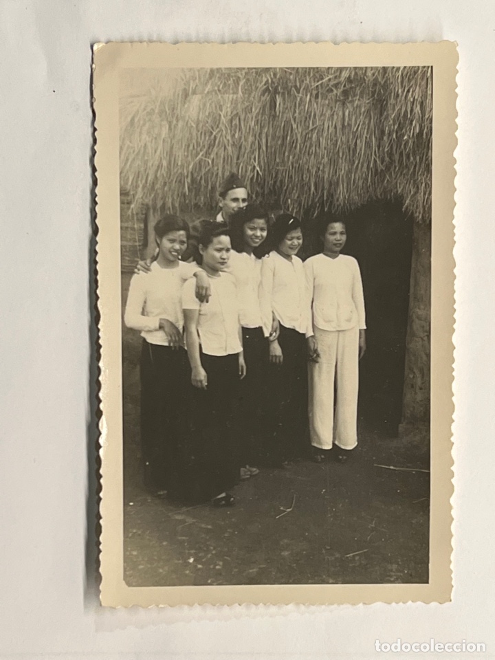 Fotografia antica: LAOS.. fotograf&iacute;a Militar con j&oacute;venes nativas.. periodo frances.. (h.1950?)