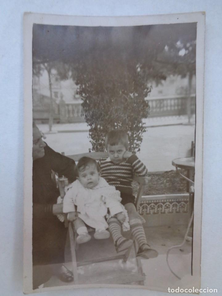 Fotografia antica: MINUTERO DE FOTOGRAFO CALLEJERO DE NI&Ntilde;OS, UNO SENTADO EN UNA SILLA PLEGABLE. A&Ntilde;OS 20